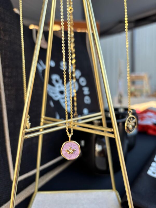 bee-bella-neckles-display