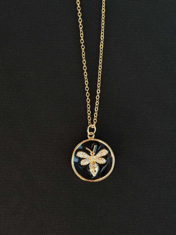 beeluxe-black-display-neckles